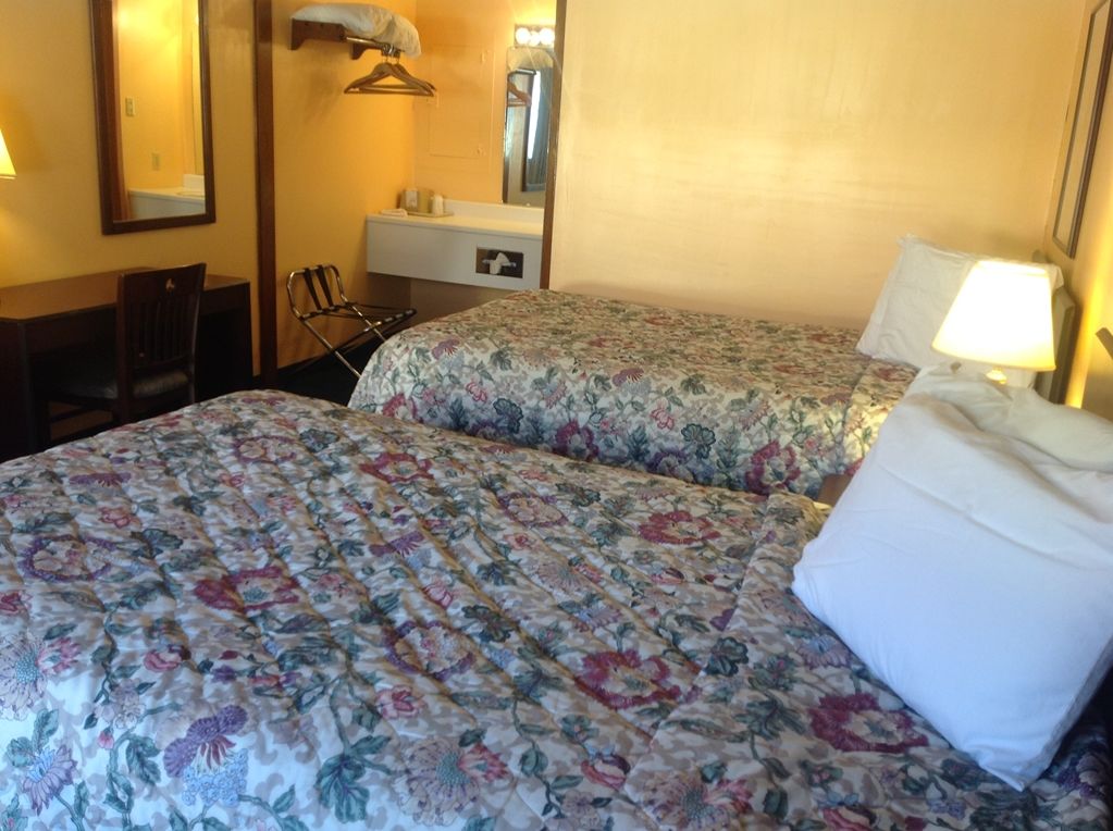 Travelers Lodge Beatrice Room photo