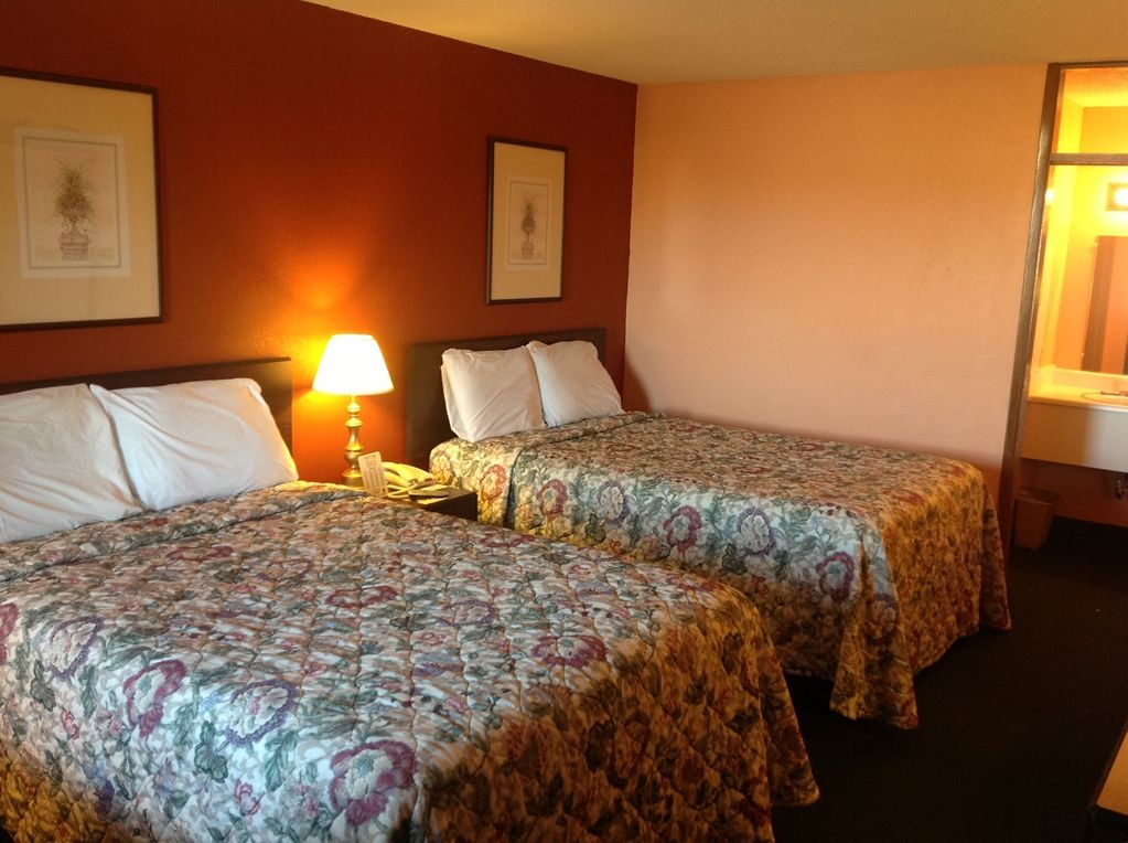 Travelers Lodge Beatrice Room photo